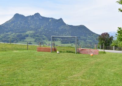 Bei der Bandenwerbung ist noch Platz frei
