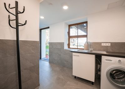 mit Spülbecken und Waschmaschine