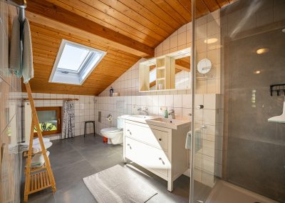 Das helle Bad der Mansardenwohnung